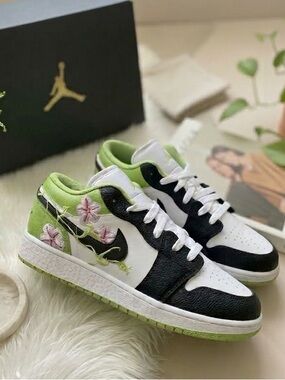 Jordan 1 Low SE Floral Garden GS 7 Women’s 8.5 NIB DW8389-100